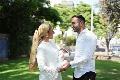 צילומי זוגיות - זוג עם תינוק בטבע